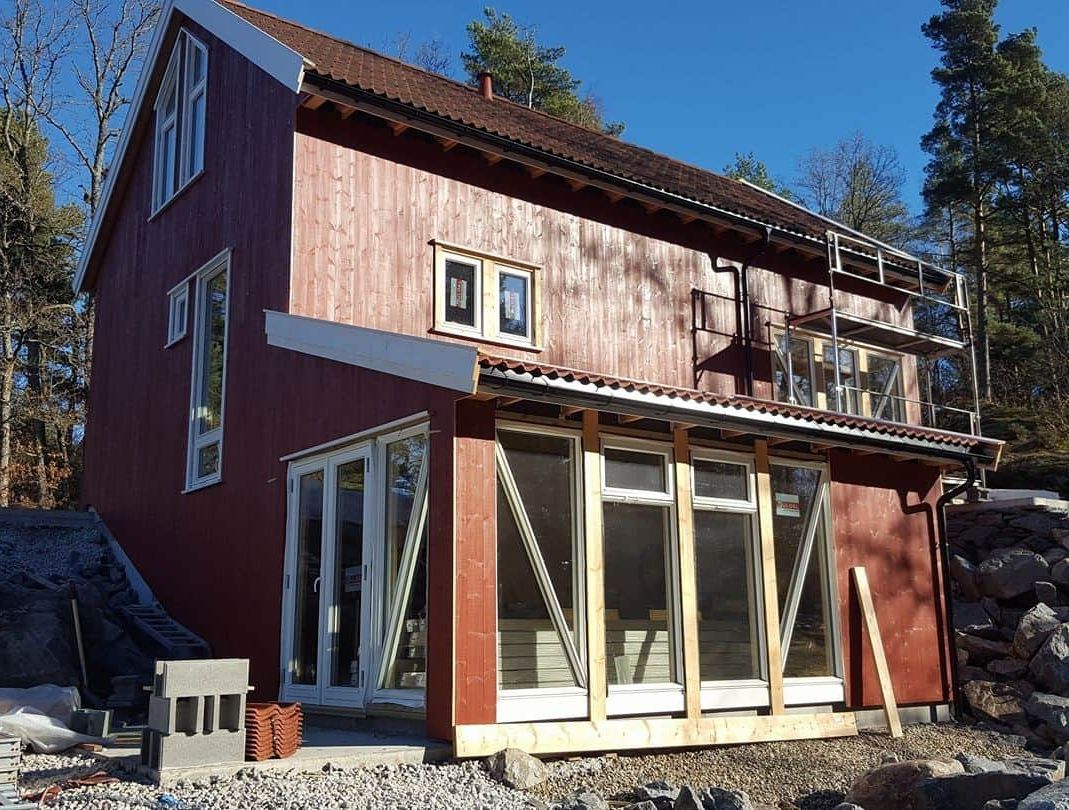 Rødt hus med store vinduer